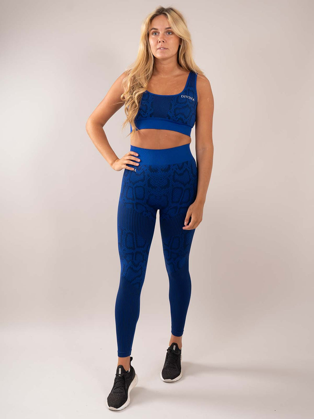 Cobra Blue seamless set front