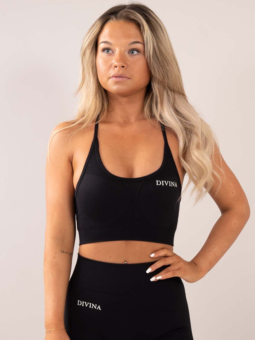 Sports bra “Four” Black – divinasports.com
