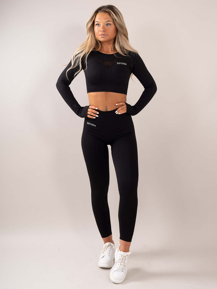 Four Black seamless set front